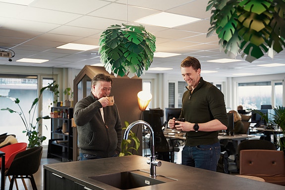 Anders og Alf Håkon tar en prat på kjøkkenet