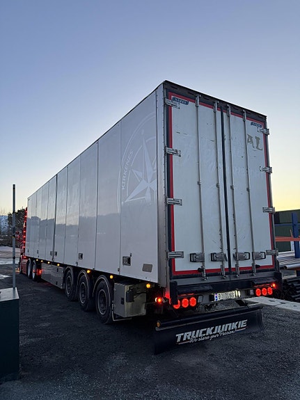 Närko Närko stykkgods tralle med skyvbart kapelltak og hengerfeste