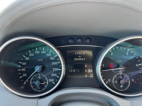 Mercedes-Benz GL320 3 of 5