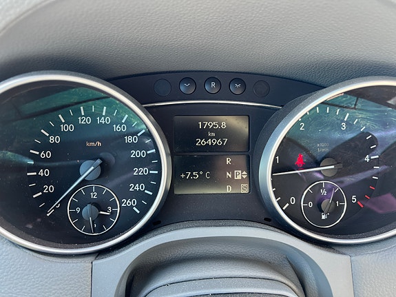 Mercedes-Benz GL320 2 of 5