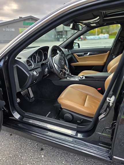 Mercedes-Benz C250 4 of 13
