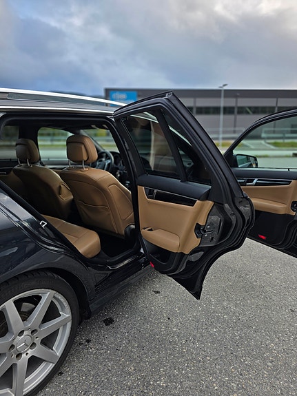 Mercedes-Benz C250 9 of 13