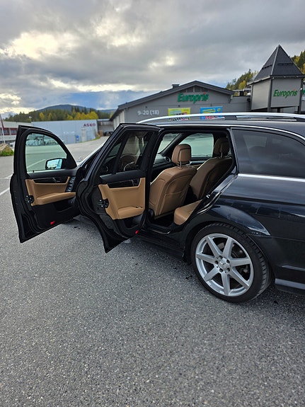 Mercedes-Benz C250 2 of 13
