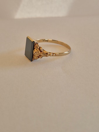 Vintage signetring i 14K gull (585) med onyx – dekorativ modell fra 1970-tallet