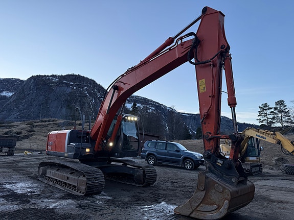 Hitachi 210 2 skuffer og rotortilt (tar innbytte)