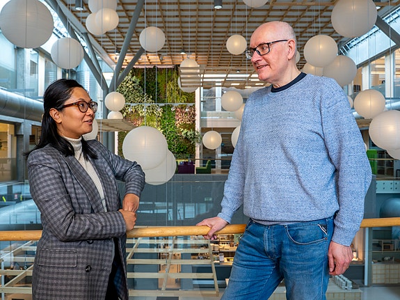 to kolleger i en samtale