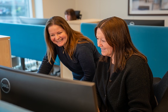 To kolleger foran PC