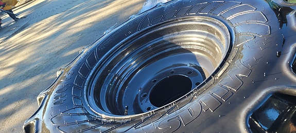 Traktor dekk på felg. 2024, kr 65 000,-