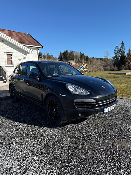 Porsche Cayenne 2 of 18