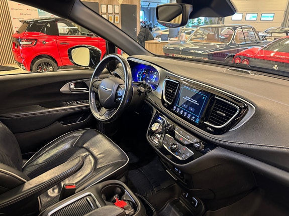 Chrysler Pacifica 21 of 30