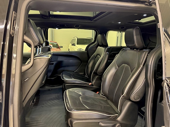 Chrysler Pacifica 12 of 30