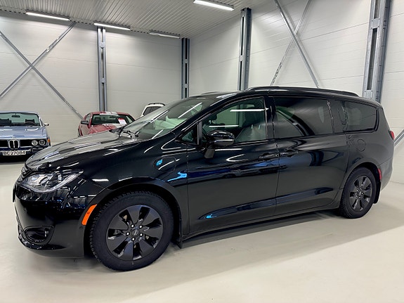 Chrysler Pacifica 2 of 5