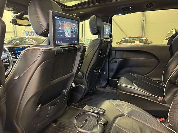 Chrysler Pacifica 14 of 30