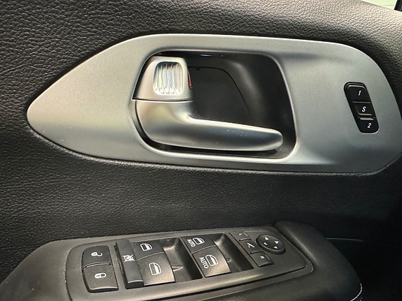 Chrysler Pacifica 26 of 30