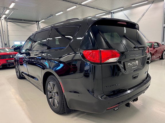 Chrysler Pacifica 4 of 5