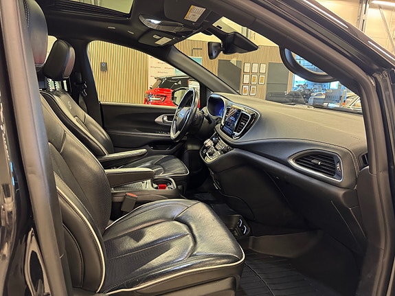 Chrysler Pacifica 20 of 30