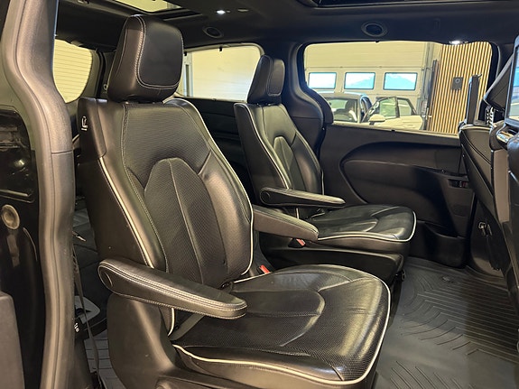 Chrysler Pacifica 19 of 30