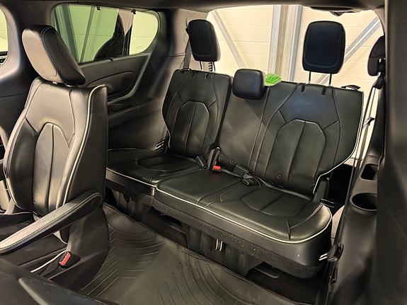 Chrysler Pacifica 24 of 30