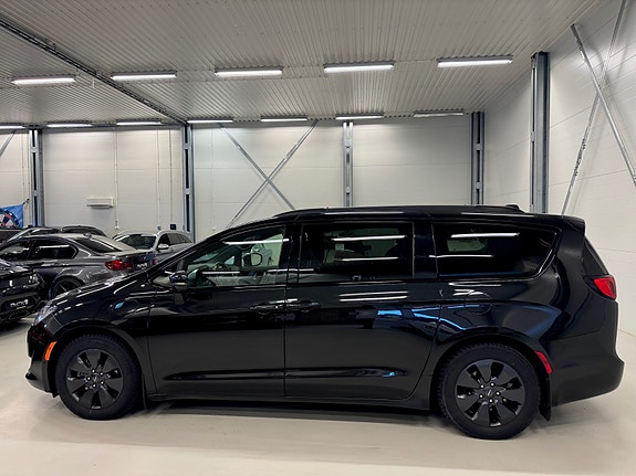 Chrysler Pacifica 3 of 5