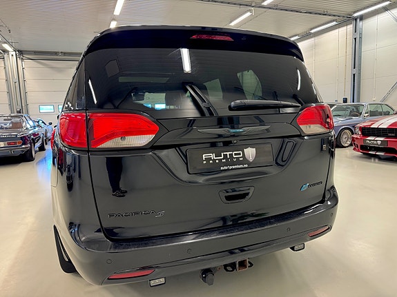 Chrysler Pacifica 5 of 5