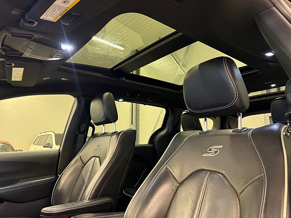 Chrysler Pacifica 10 of 30