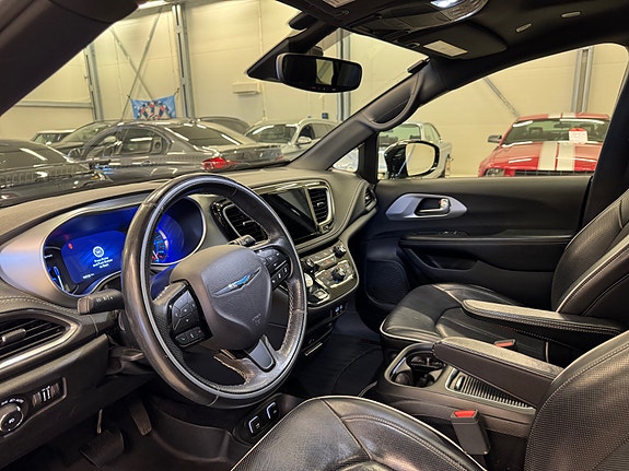 Chrysler Pacifica 11 of 30