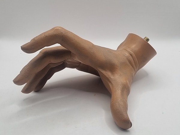 Vintage mannekeng-hånd (høyre) – realistisk og detaljrik