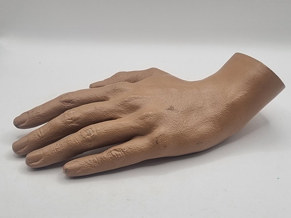 Vintage mannekeng-hånd (venstre) – realistisk og detaljrik