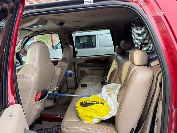 Ford Excursion 27 of 30