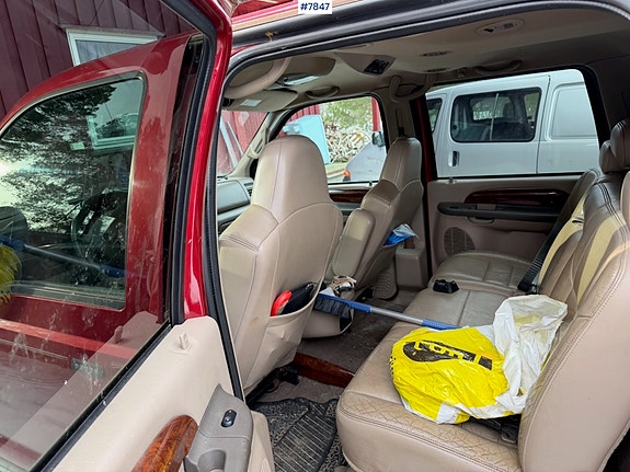 Ford Excursion 26 of 30
