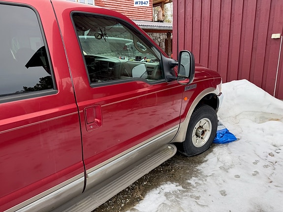 Ford Excursion 8 of 30