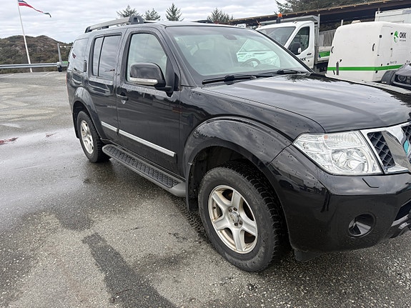 Nissan Pathfinder 3 of 5