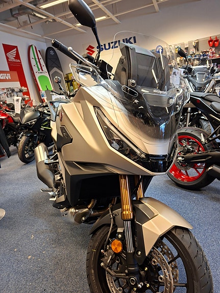 Honda NT1100 Electronic Suspension DCT 2026 4 of 4