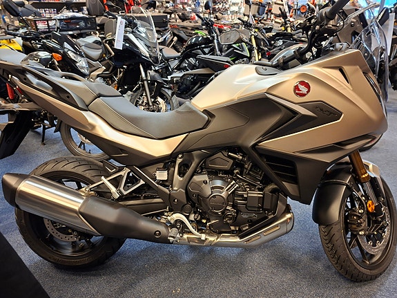 Honda NT1100 Electronic Suspension DCT 2026 3 of 4