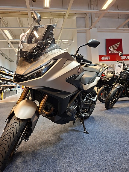 Honda NT1100 Electronic Suspension DCT 2026 2 of 4