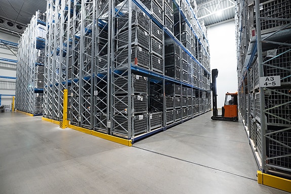 Bilder fra lageret og skyvemasttrucken