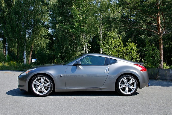 Nissan 370z 2 of 5
