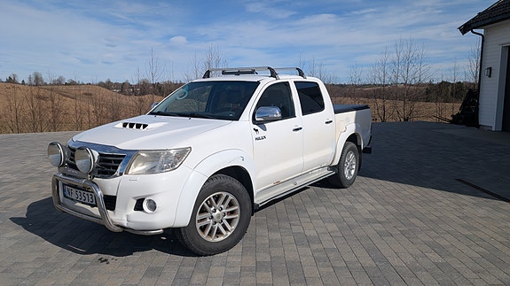 Toyota HiLux 2 of 26