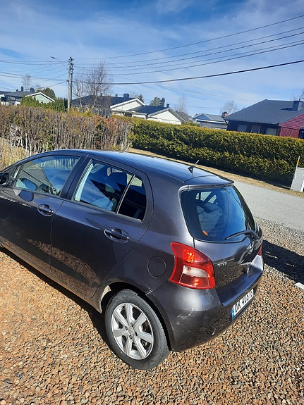 Toyota Yaris 2 of 10