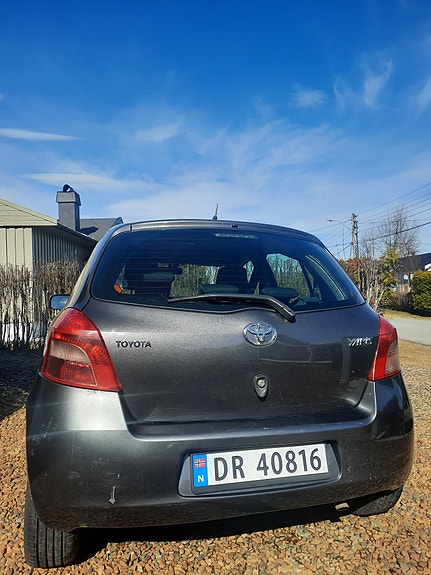 Toyota Yaris 3 of 10
