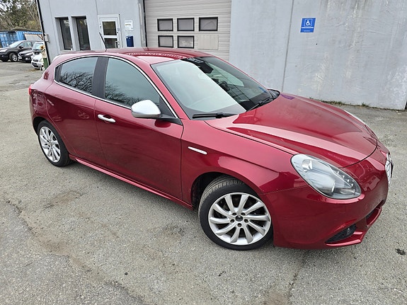 Alfa Romeo Giulietta 2 of 5