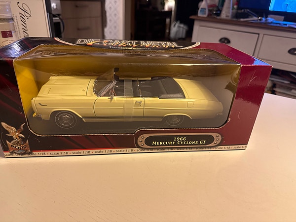 Road Legends 1966 Mercury Cyclone GT modellbil 1:18 diecast metall gul