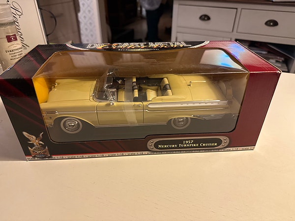 Road Signature 1957 Mercury Turnpike Cruiser modellbil 1:18 gul diecast