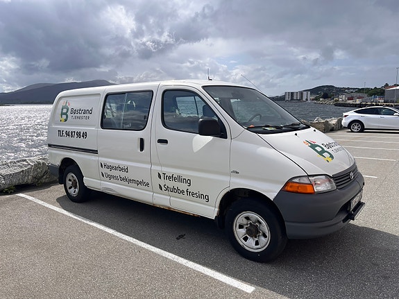 Toyota HiAce 2 of 19