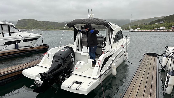 Beneteau Antares 8 med den kraftige 250HK motoren 2 of 5