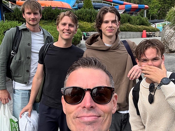 Gutta på blåtur. Her fra stoppet i sommarland i Bø.