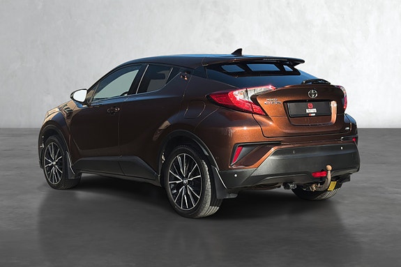 Toyota C-HR 2 of 5