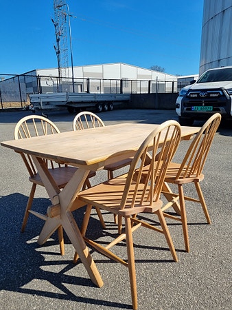 Furu Spisebord av Alf Sture. 4 stk Budal stoler.