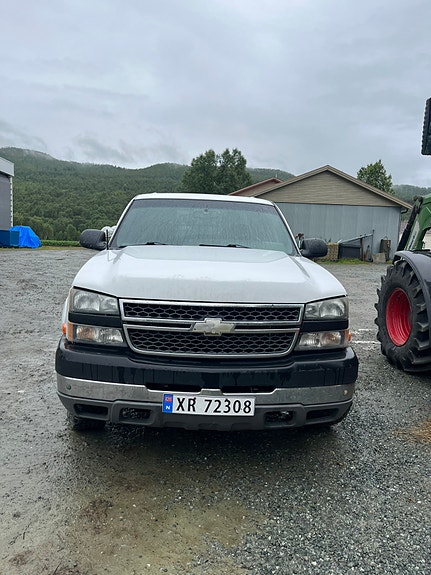 Chevrolet Silverado 4 of 9