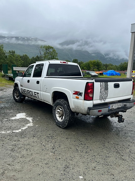 Chevrolet Silverado 2 of 9